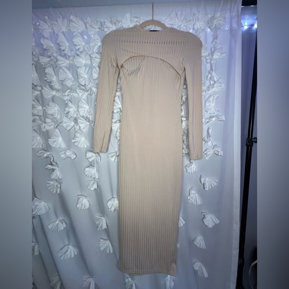 PRETTT LITTLE THING - CRÈME MAXI DRESS SIZE 0 BRAND NEW